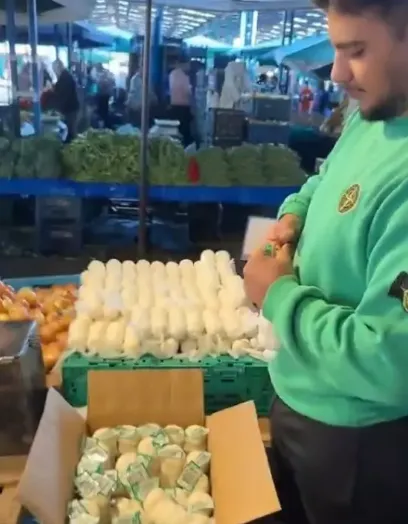 Manisa'da bir pazarcının, Çin'den gelen sarımsakların üzerindeki "Made in China"