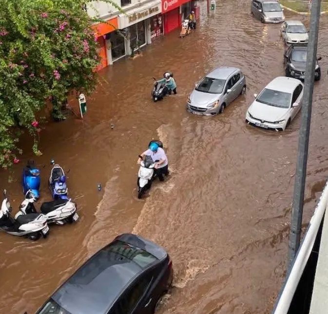 Muğla'da sağanak; cadde ve sokaklar göle döndü