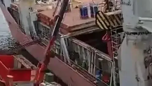 Tuzla Tersanesi'nde facia: Gemi yan yattı, 1 işçi hayatını kaybetti