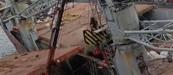 İstanbul Tuzla Tersaneler Bölgesi’nde bakıma alınan bir geminin yan yatması