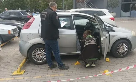 Bursa'da bir AVM’de bir kafenin işletme müdürü olarak çalışan Erdem