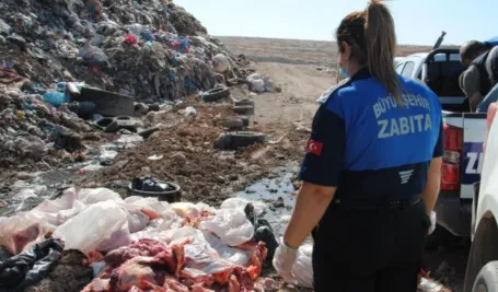 1 ton bozuk ve kokmuş et ele geçirildi! Lokantalara satılacaktı