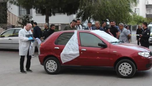 Adana’da bir kişi, yol ortasında park halindeki otomobilinin içinde ölü