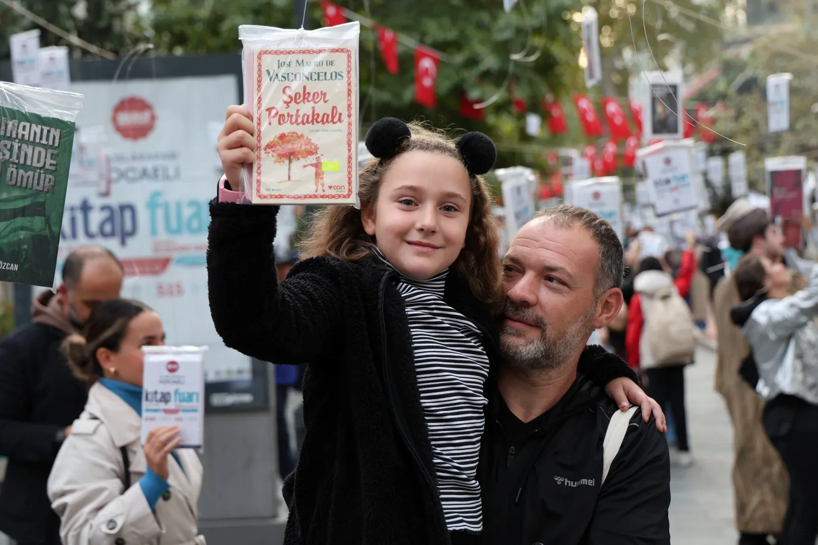 Kocaeli’de gelenek bozulmadı, kitaplar yine ilk ağaçlarda açtı!