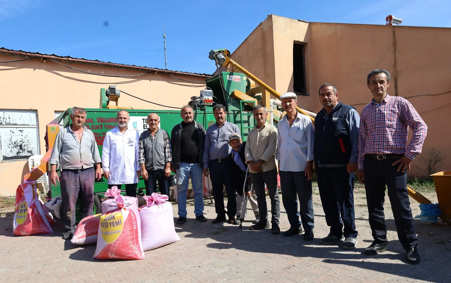 Kocaeli Büyükşehir Belediyesi’nin çiftçilerin hizmetine sunduğu modern selektör makinesi; buğday,