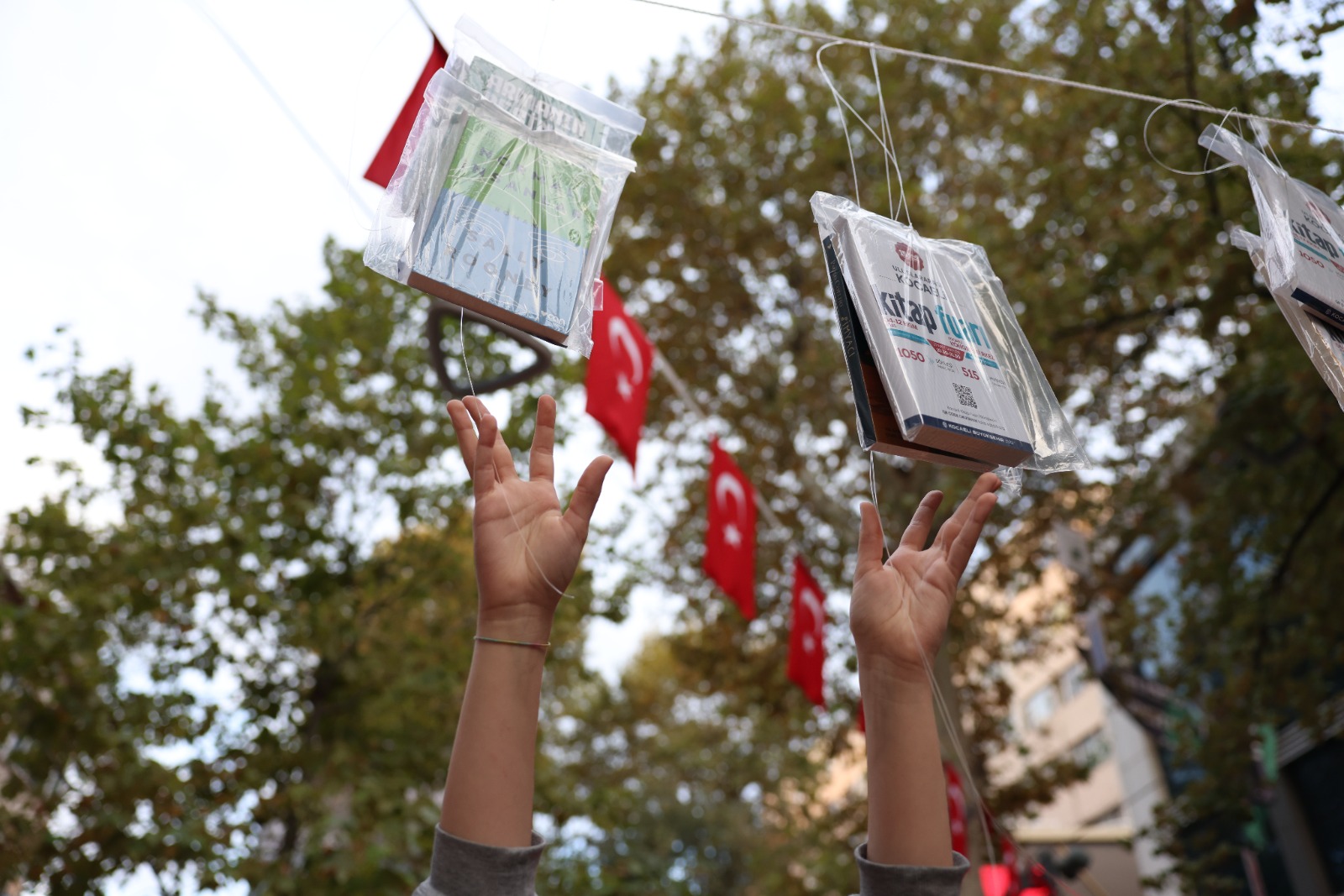 Kocaeli’de gelenek bozulmadı, kitaplar yine ilk ağaçlarda açtı!