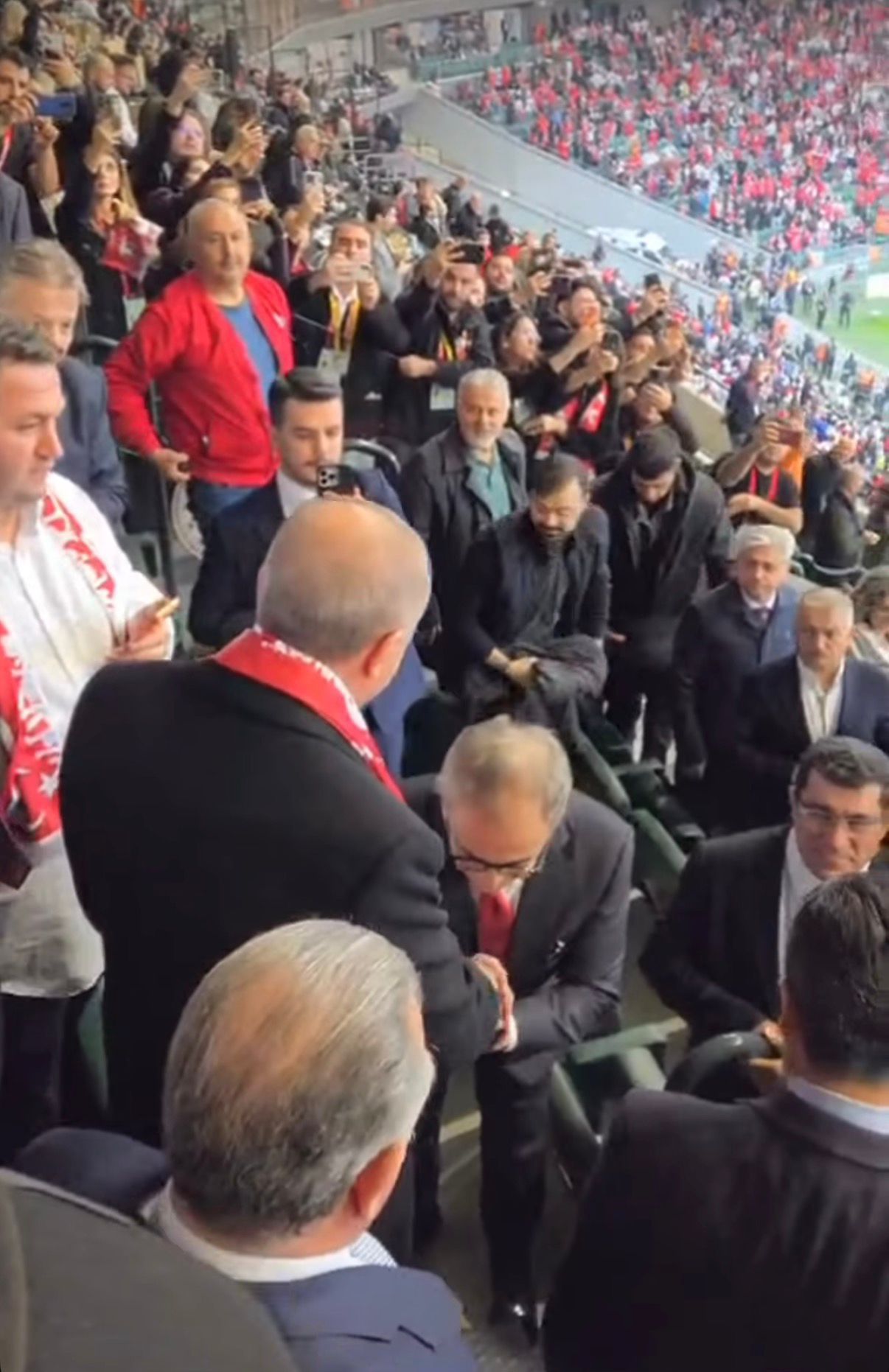 Baraçlı Erdoğan’ın elini öptü!