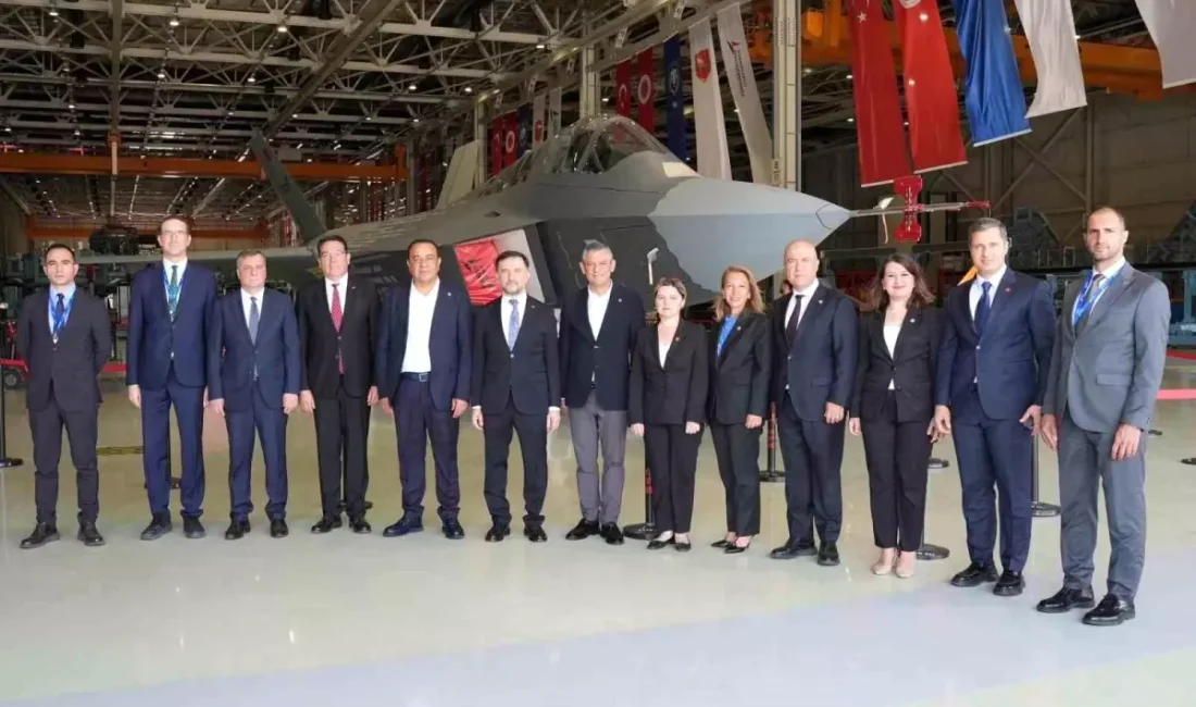 CHP lideri Özgür Özel, Milli Muharip Uçak KAAN'la fotoğraf paylaşarak