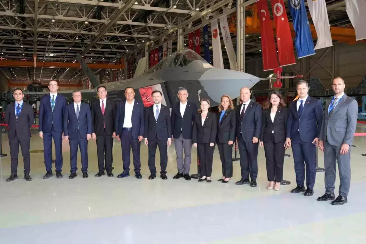 CHP lideri Özgür Özel, Milli Muharip Uçak KAAN'la fotoğraf paylaşarak