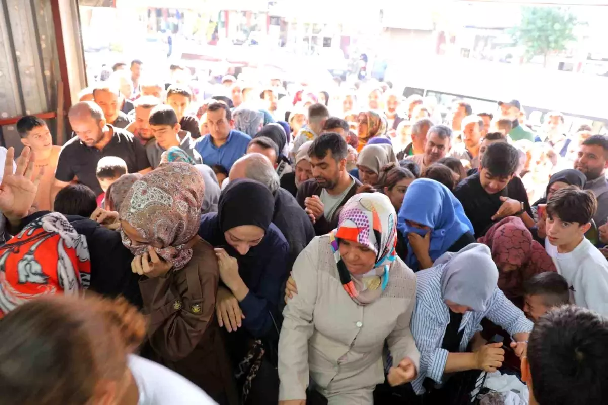 Giyim mağazasında 'Ne alırsan 50 lira' kampanyası, izdihama ve tartışmalara