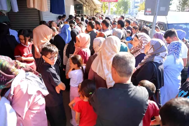 50 TL izdihamı! Birbirlerini ezdiler