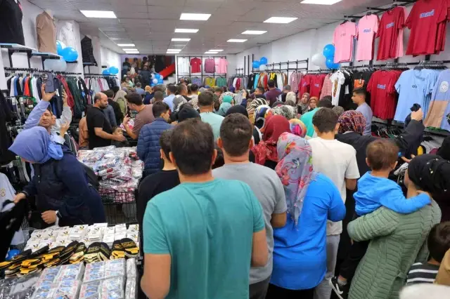 50 TL izdihamı! Birbirlerini ezdiler