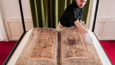 Kütüphane raflarının tozlu sessizliğinde, kimsenin elini sürmeye cesaret edemediği bir