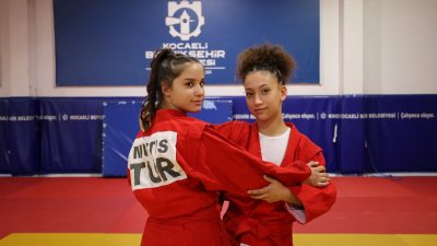 Kocaeli Büyükşehir Belediyesi Kağıtspor çatısı altında judo yapan Ceylin Mutiş