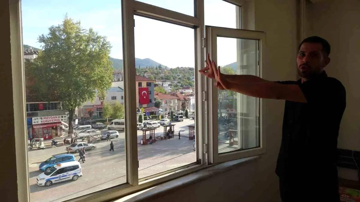 Burdur'da iş yerinden konseri izlerken pencereden Rabia ve bozkurt işaret