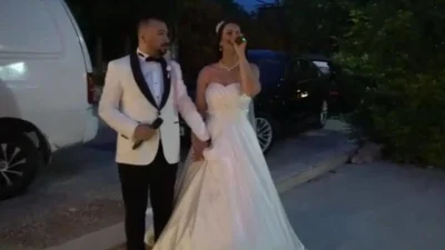 İzmirli çiftin düğünlerinde seslendirdikleri 'Ne Bilsin Eller' şarkısı sosyal medyada