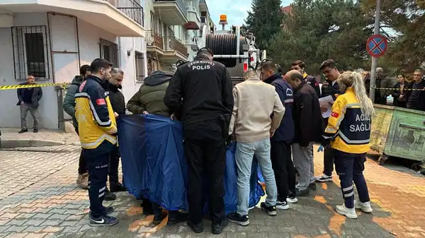 Uşak'ta belediye ekipleri kanalizasyonda oluşan tıkanıklığı açmak için çalışma yaptığı