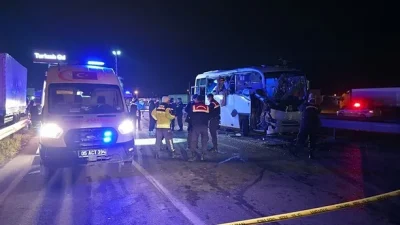 Amasya’nın Merzifon ilçesinde üç aracın karıştığı zincirleme kazada aralarında mahkum