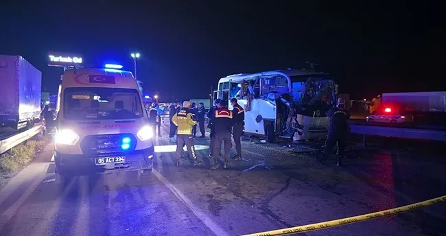 Amasya’nın Merzifon ilçesinde üç aracın karıştığı zincirleme kazada aralarında mahkum