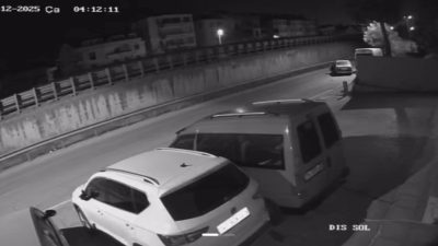 Kocaeli'nin Körfez ilçesinde park halindeki otomobili çalan hırsızlar, çaldıkları aracı