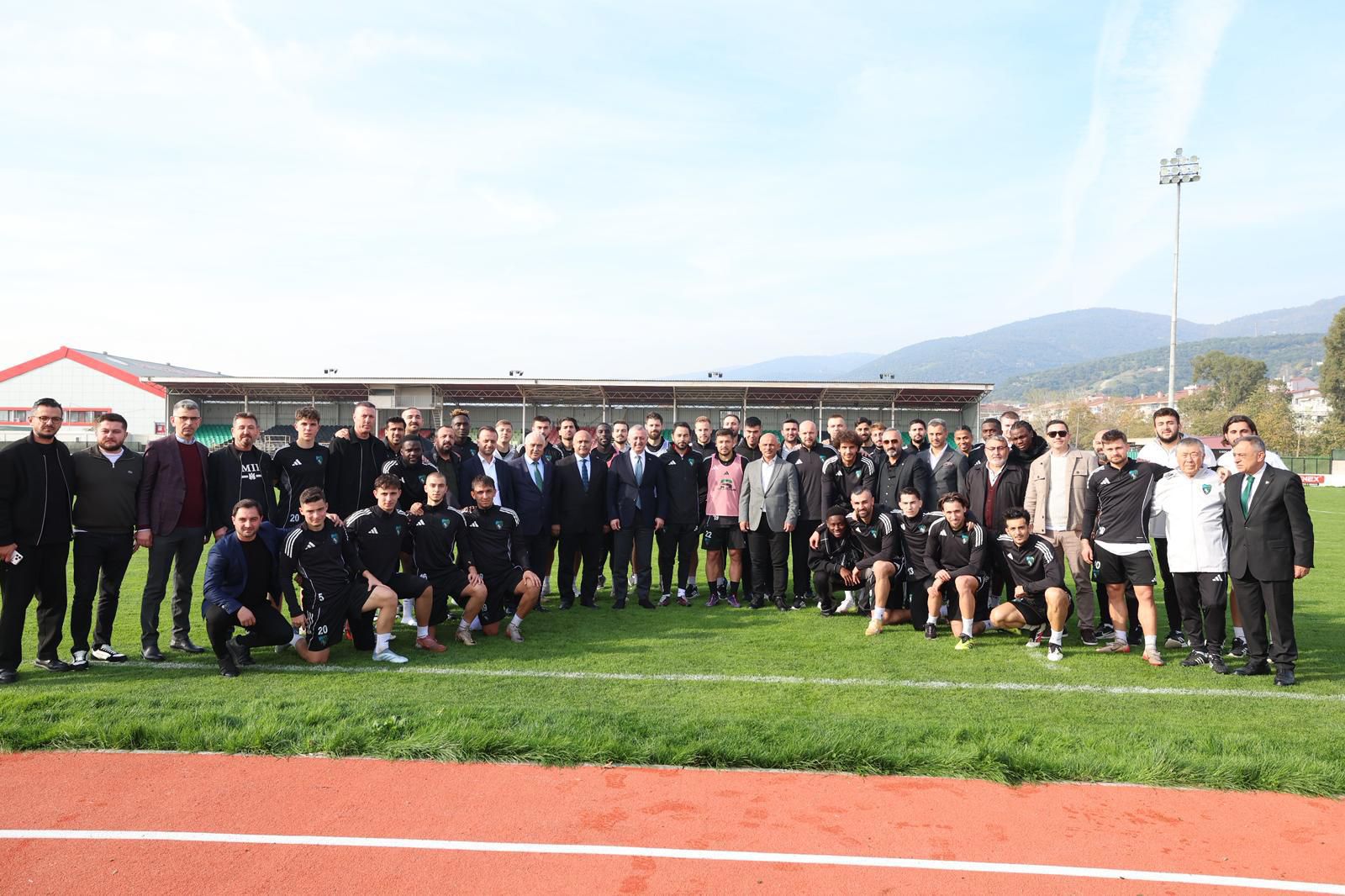 Büyükakın’dan Kocaelispor’a moral veren ziyaret; “Çok iyi gidiyoruz, daha iyi yerlere geleceğiz”