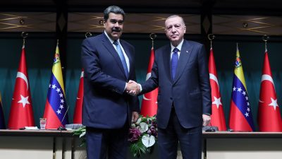 Cumhurbaşkanı Recep Tayyip Erdoğan, Venezuela Cumhurbaşkanı Nicolas Maduro ile bir