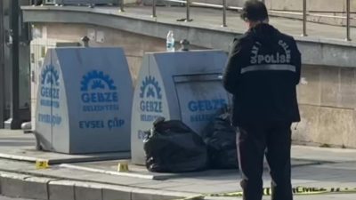 Kocaeli'nin Gebze ilçesinde kaldırımda yürüyen bir kişiye seyir halindeki araçtan