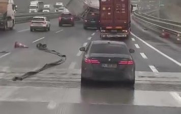 Kuzey Marmara Otoyolu'nun Kocaeli geçişinde seyir halindeki tırın fırtına