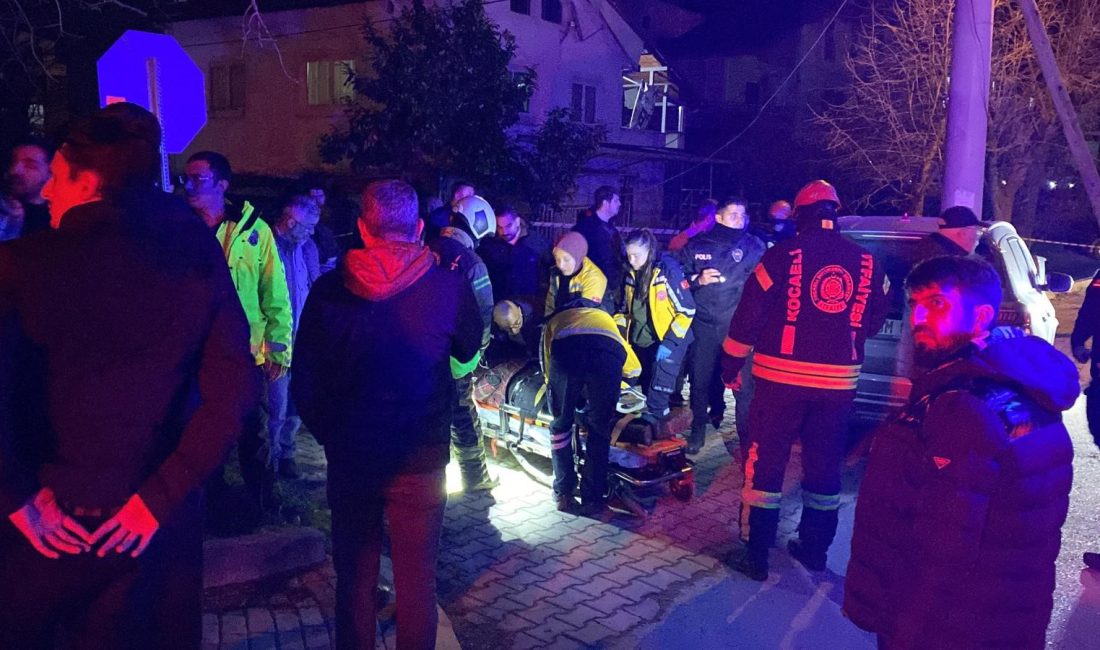  Kocaeli’nin Kartepe ilçesinde direğe çarpan araç hurdaya dönerken, kazada