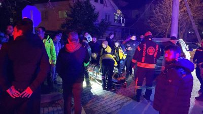  Kocaeli’nin Kartepe ilçesinde direğe çarpan araç hurdaya dönerken, kazada