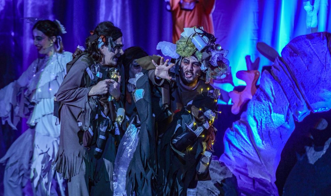 Kocaeli Büyükşehir Belediyesi bünyesindeki Halkevi Gençlik Merkezi Tiyatro Kulübü öğrencileri