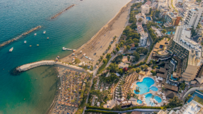 Antalya, Türkiye'nin turizm başkenti olarak her yıl milyonlarca ziyaretçiyi ağırlıyor.