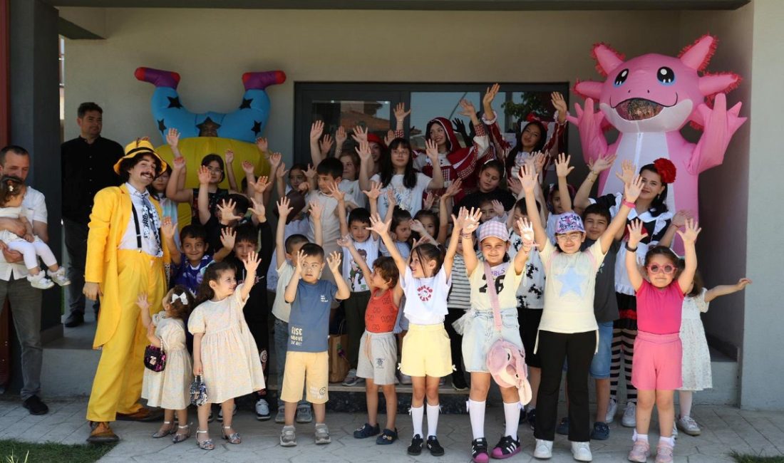 Kartepe Belediyesi, geleneksel bayram coşkusunu çocukların ayağına götürmeye devam ediyor.