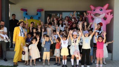 Kartepe Belediyesi, geleneksel bayram coşkusunu çocukların ayağına götürmeye devam ediyor.