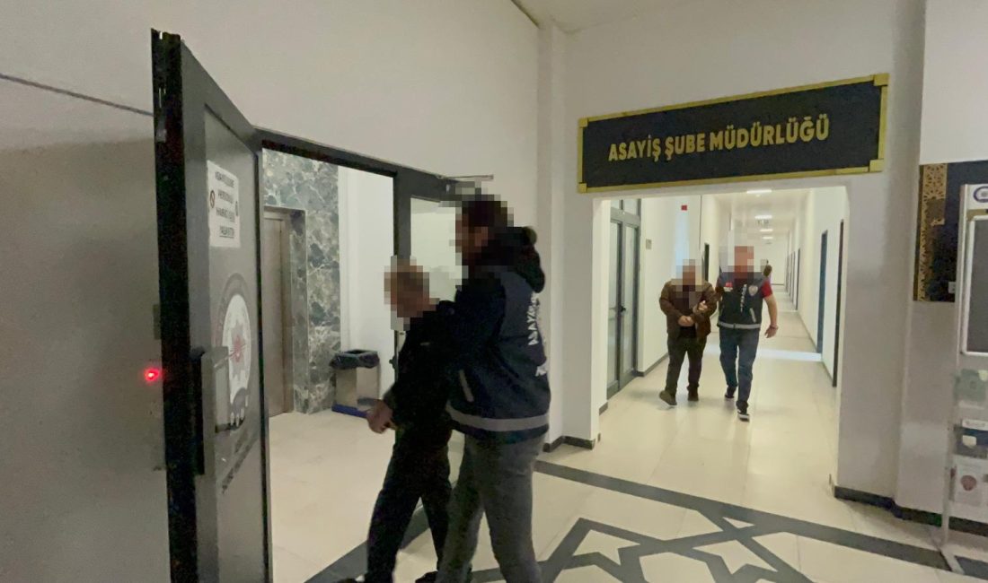 Kocaeli’de balkondan girdikleri evden yaklaşık 400 bin TL değerinde para