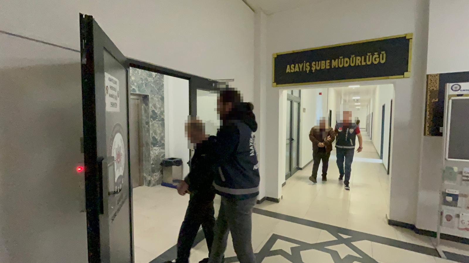 Kocaeli’de balkondan girdikleri evden yaklaşık 400 bin TL değerinde para