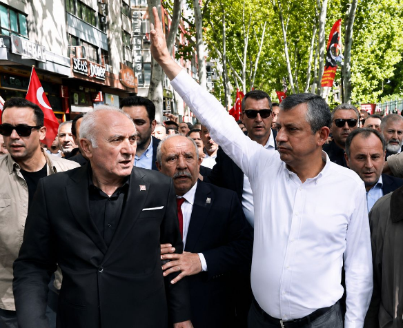 CHP'nin Ankara'da düzenlediği bayramlaşma programının ardından Anıtkabir'e gerçekleştirilen yürüyüşte dikkat