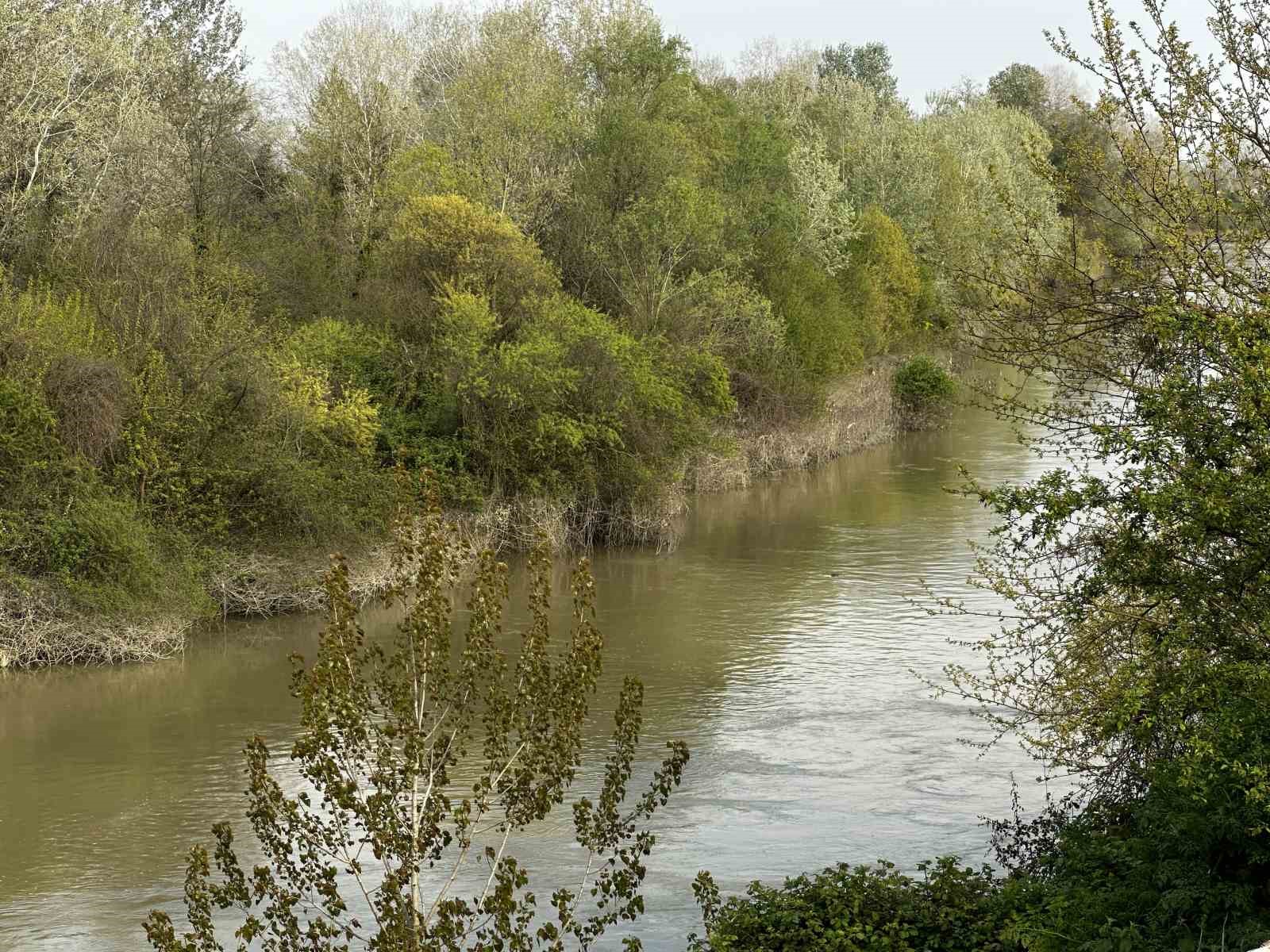 Sakarya Nehri’nde erkek cesedi bulundu