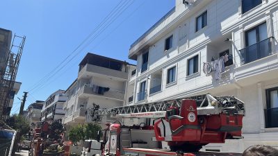 Kocaeli'nin Darıca ilçesinde 5 katlı binanın 4'üncü katında çıkan yangında