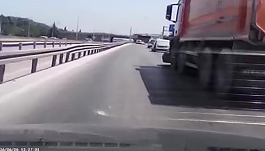 Kocaeli’nin Başiskele ilçesinde kamyonla çarpışan otomobil, kamyonun önünde metrelerce sürüklendi.