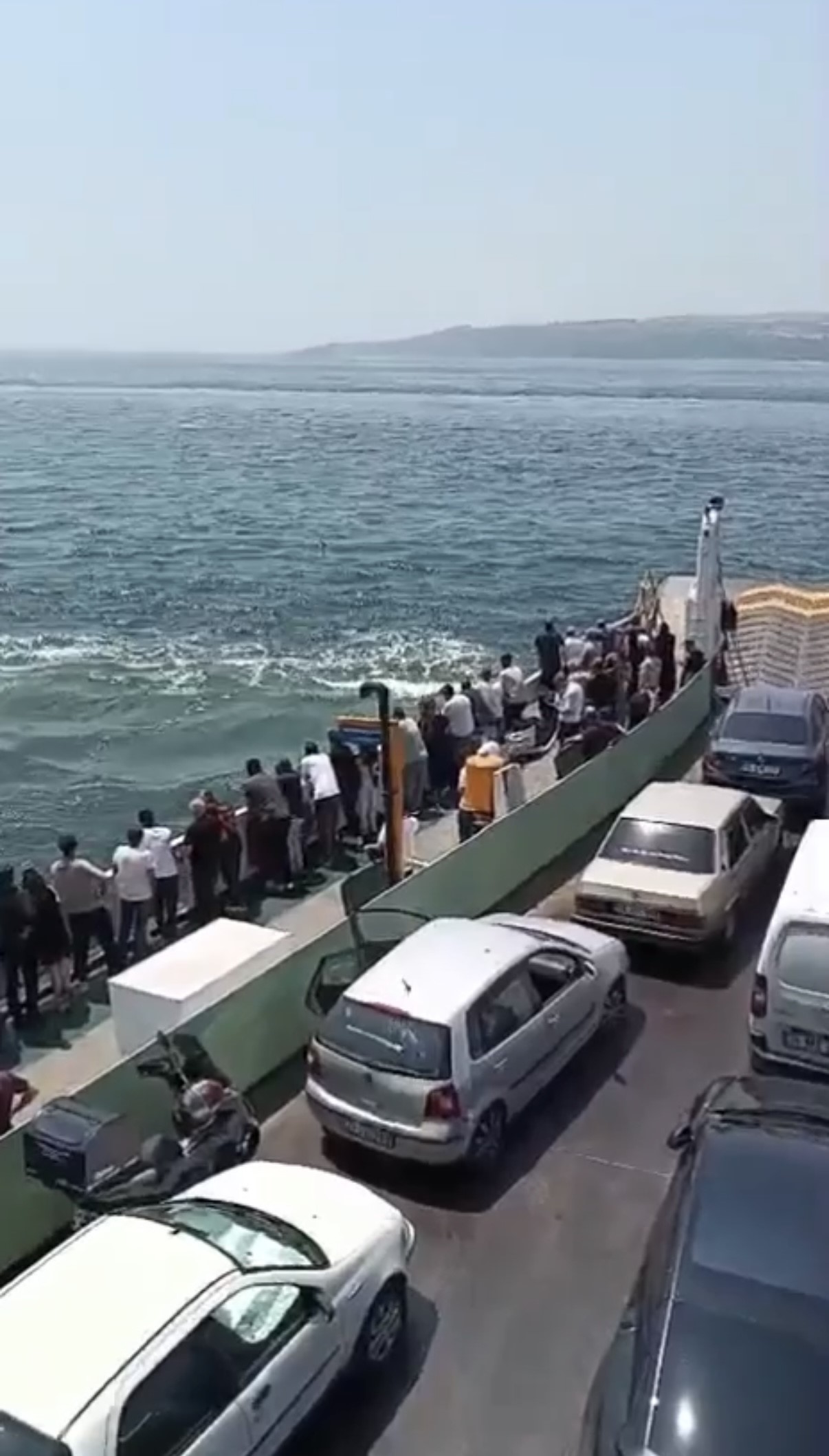 Feribottan denize düşen kişiyi büfe çalışanı kurtardı