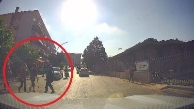 Kocaeli'de görevi başındaki zabıta personelinin, koltuk değneğiyle yürümekte güçlük çeken