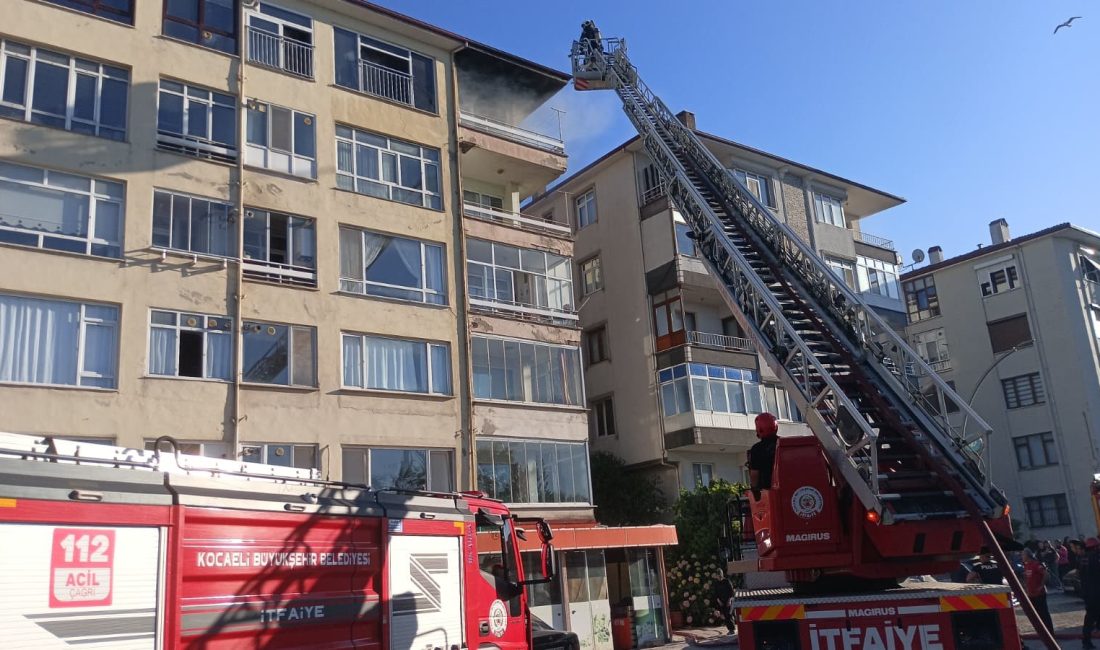 Kocaeli'nin Karamürsel ilçesinde 6 katlı apartmanın en üst katında çıkan