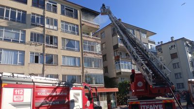 Kocaeli'nin Karamürsel ilçesinde 6 katlı apartmanın en üst katında çıkan