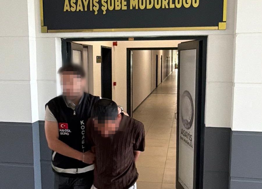  Kocaeli'nin Gölcük ilçesinde kendisini polis olarak tanıtarak bir vatandaşı