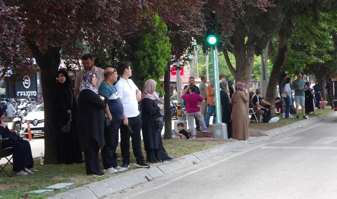  Kocaeli'de binlerce öğrenci lise hayali için sınava girerek salonlarda