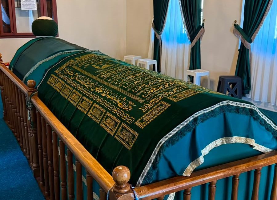 Gölcük’te bulunan Örcün Sultan Baba Türbesi ve çevresinde bakım, temizlik