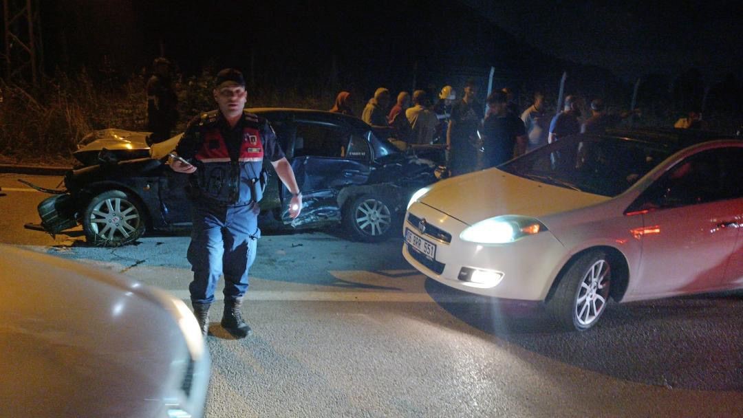 Kocaeli'nin Başiskele ilçesinde sürücüsünün kontrolünden çıkarak direğe çarpan otomobile, arkadan