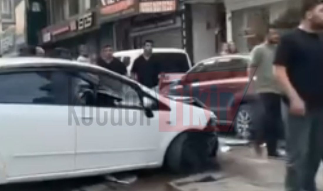 Kocaeli'nin İzmit ilçesinde meydana gelen trafik kazasında, sürücüsünün kontrolünü kaybettiği