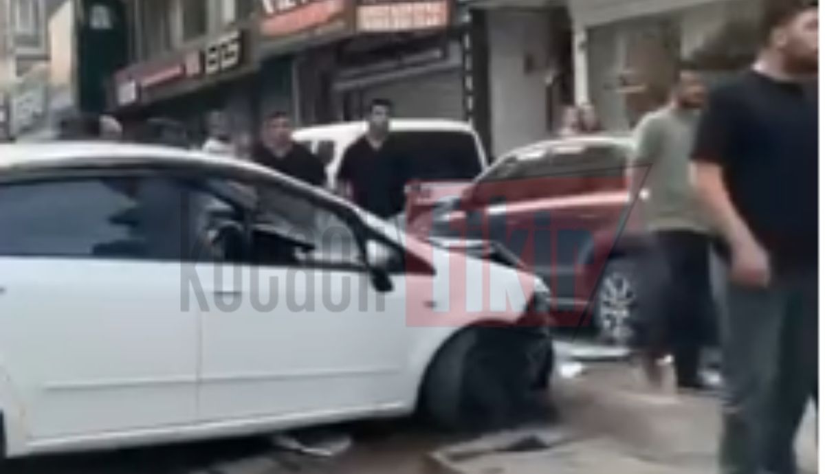 Savrulan otomobil park halindeki araca çarptı